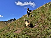 37 Scendiamo a vista dalla cima Mincucco pestando bassa vegetazione cespugliosa